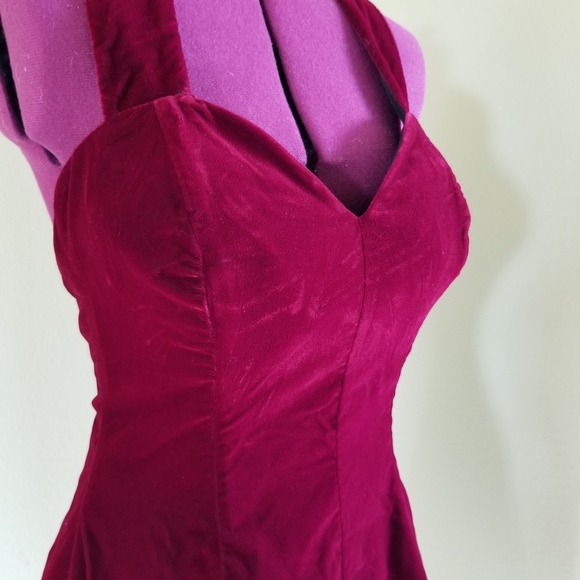 Red velvet evening gown - Picture 3 of 4